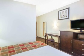 Travelodge by Wyndham Romulus Detroit Airport
