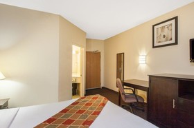 Travelodge by Wyndham Romulus Detroit Airport