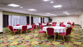 Holiday Inn & Suites Warren