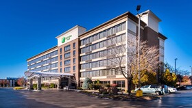 Holiday Inn & Suites Warren