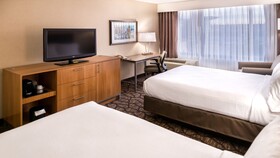 Holiday Inn & Suites Warren
