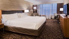 Holiday Inn & Suites Warren