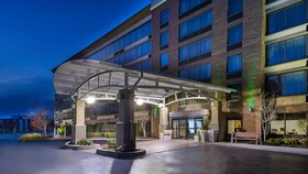 Holiday Inn & Suites Warren