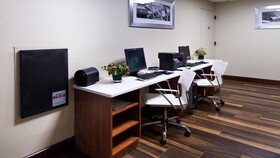 Holiday Inn & Suites Warren