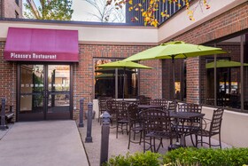 Holiday Inn & Suites Warren