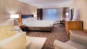 Holiday Inn & Suites Warren