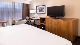 Holiday Inn & Suites Warren