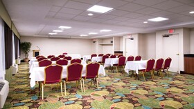 Holiday Inn & Suites Warren