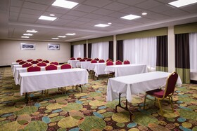 Holiday Inn & Suites Warren