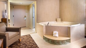 Holiday Inn & Suites Warren