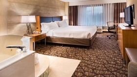 Holiday Inn & Suites Warren