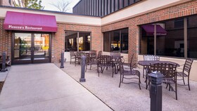 Holiday Inn & Suites Warren