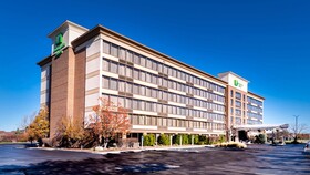 Holiday Inn & Suites Warren