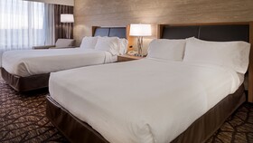 Holiday Inn & Suites Warren