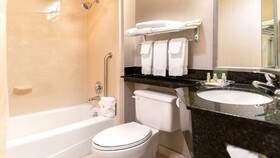 Holiday Inn & Suites Warren