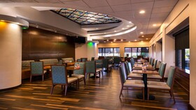 Holiday Inn & Suites Warren