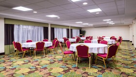 Holiday Inn & Suites Warren