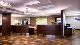 Holiday Inn & Suites Warren
