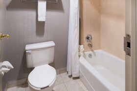 Holiday Inn & Suites Warren