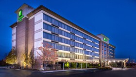 Holiday Inn & Suites Warren