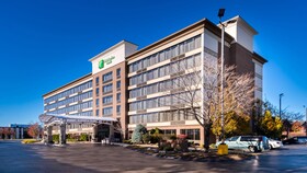 Holiday Inn & Suites Warren