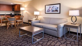 Holiday Inn & Suites Warren