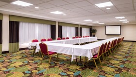 Holiday Inn & Suites Warren
