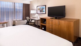 Holiday Inn & Suites Warren