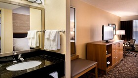 Holiday Inn & Suites Warren