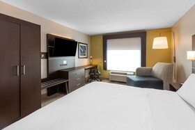 Holiday Inn Express & Suites Woodhaven