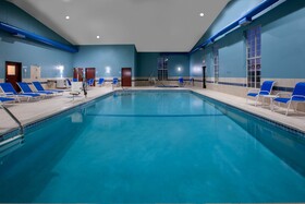 Holiday Inn Express & Suites Woodhaven