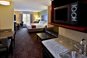 Holiday Inn Express & Suites Woodhaven