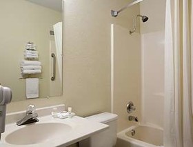 Super 8 by Wyndham Alexandria MN