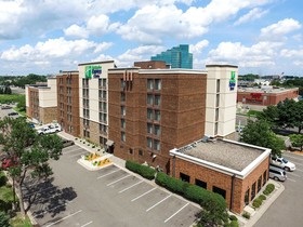 Holiday Inn Express & Suites Bloomington - Minneapolis Airport Area West