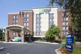 Holiday Inn Express & Suites Bloomington - Minneapolis Airport Area West