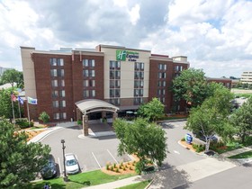 Holiday Inn Express & Suites Bloomington - Minneapolis Airport Area West