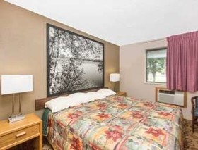 Super 8 by Wyndham Blue Earth