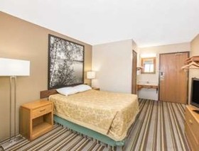 Super 8 by Wyndham Blue Earth