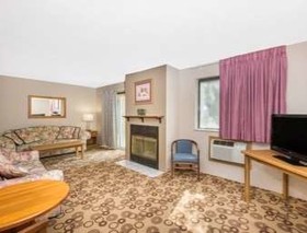 Super 8 by Wyndham Blue Earth