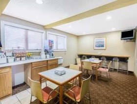 Super 8 by Wyndham Blue Earth