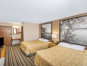 Super 8 by Wyndham Blue Earth