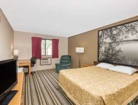 Super 8 by Wyndham Blue Earth