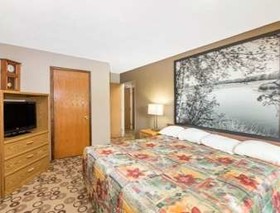 Super 8 by Wyndham Blue Earth