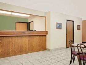 Super 8 by Wyndham Cloquet