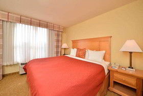 Duluth Inn & Suites Near Spirit Mountain