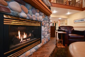 Duluth Inn & Suites Near Spirit Mountain