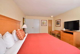 Duluth Inn & Suites Near Spirit Mountain