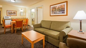 Duluth Inn & Suites Near Spirit Mountain
