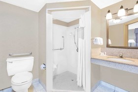 Days Inn & Suites by Wyndham Duluth by the Mall