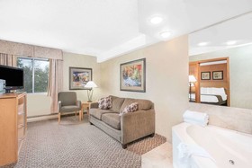 Days Inn & Suites by Wyndham Duluth by the Mall